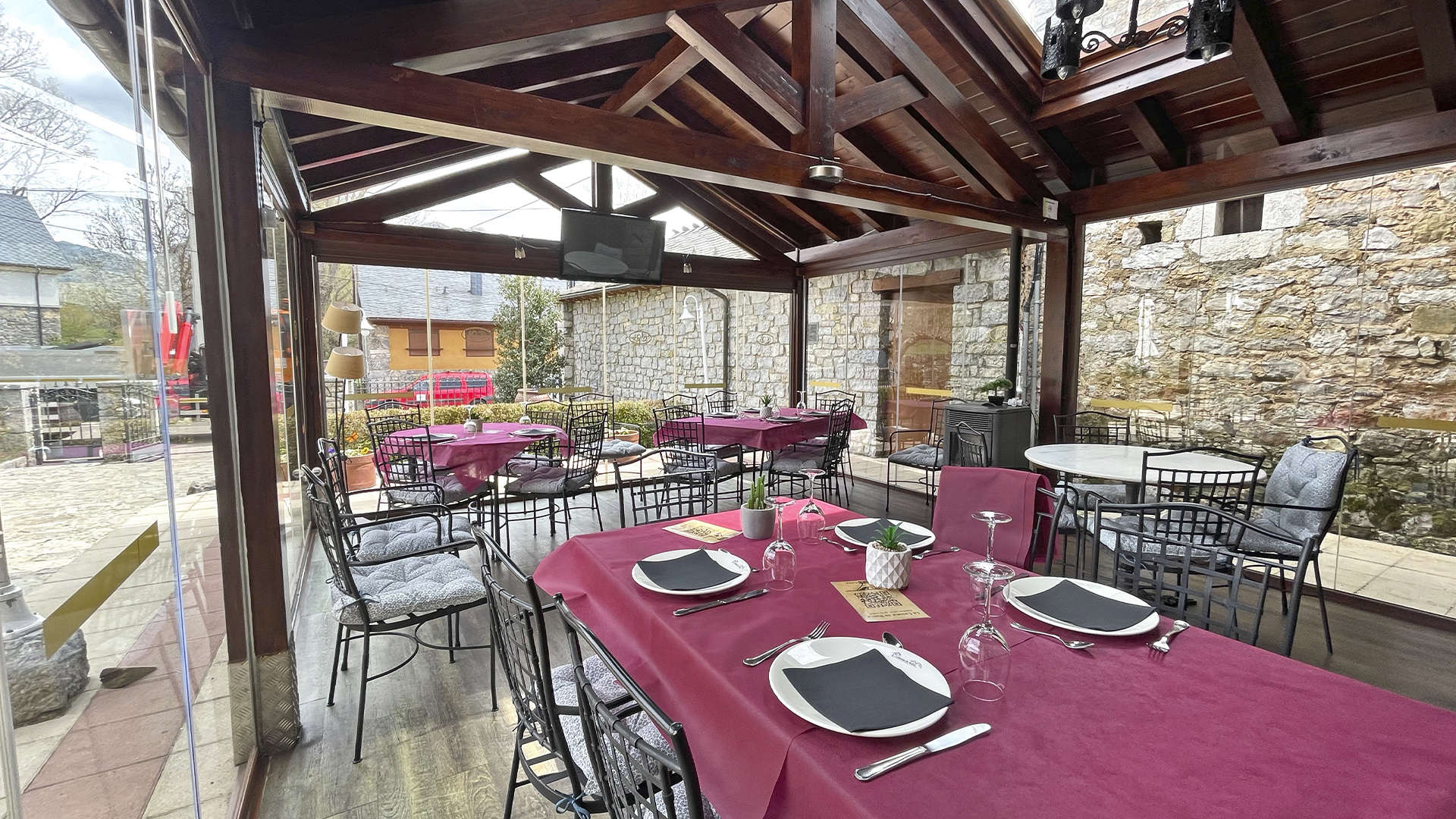 restaurante-casona-de-babia-san-emiliano-porche
