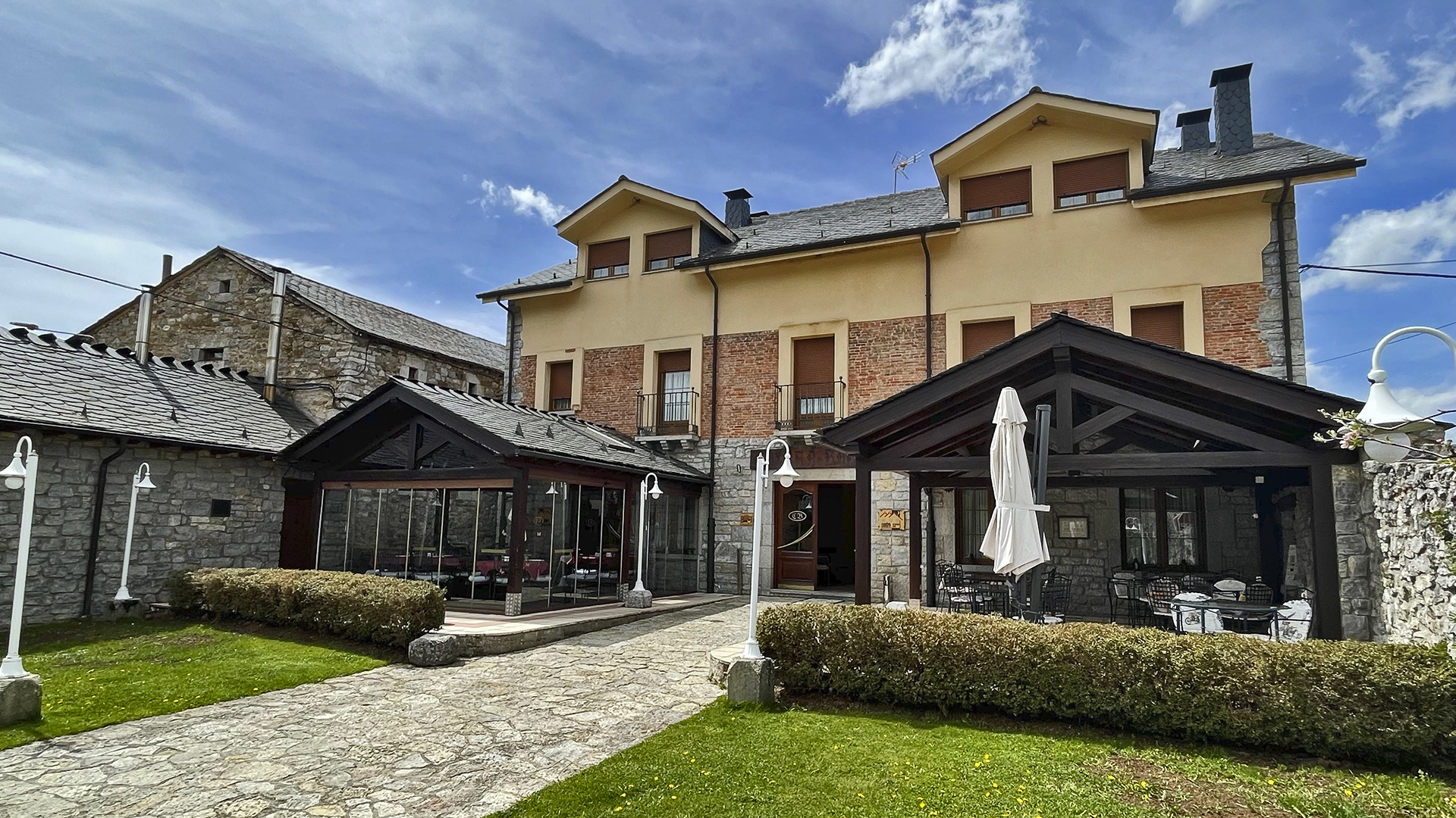 restaurante-casona-de-babia-san-emiliano-terrazas